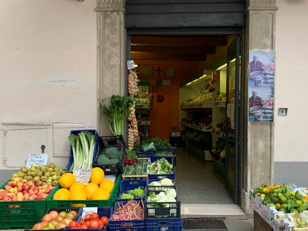 Corso Vannucci bij avondlicht