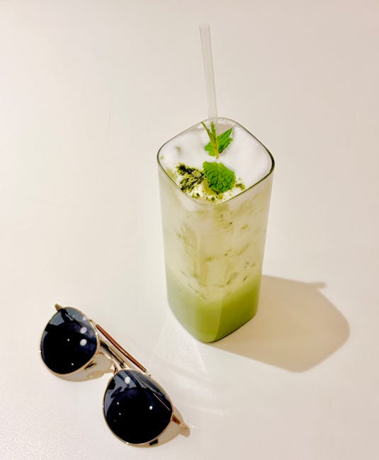 Matcha latte geserveerd in modern café