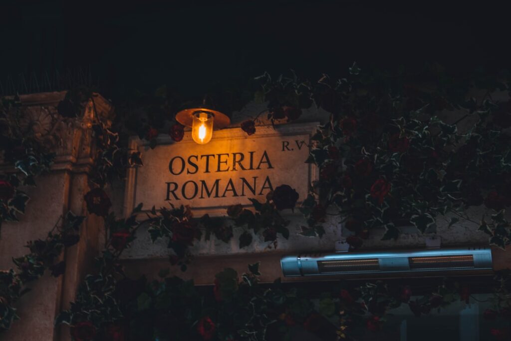 gezellige interieur van osteria met kaarslicht