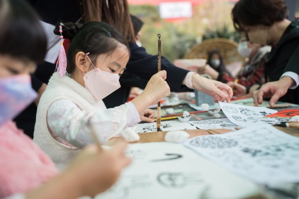 Bambini che disegnano durante un laboratorio in museo