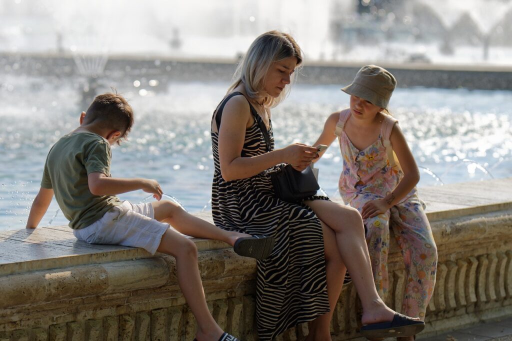 Bambini che giocano vicino alla Fontana Maggiore in una piazza storica