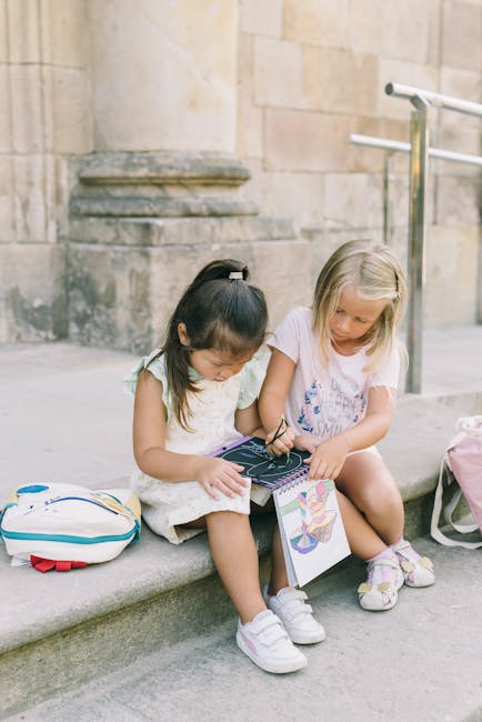 Bambini seduti sui gradini del museo intenti a disegnare la loro opera preferita
