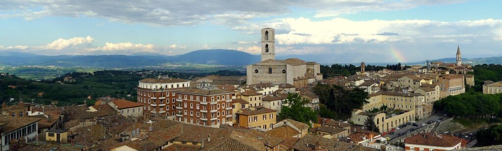Luce serale sulla facciata antica di una basilica in Piazza San Domenico