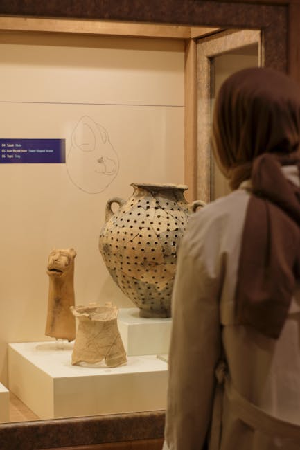 Famiglia che osserva ceramiche antiche esposte al museo
