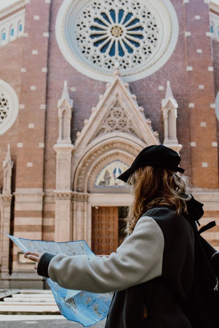 Famiglia che consulta la mappa della città davanti alla cattedrale di Perugia