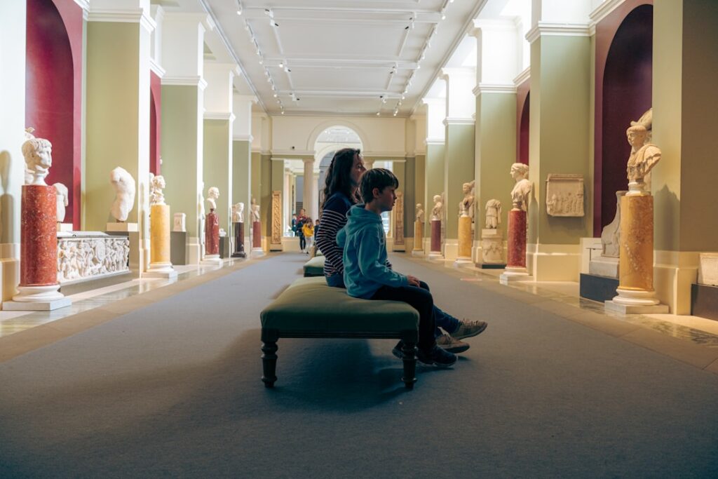 Interno della Galleria Nazionale dell'Umbria, bambini che esplorano le opere