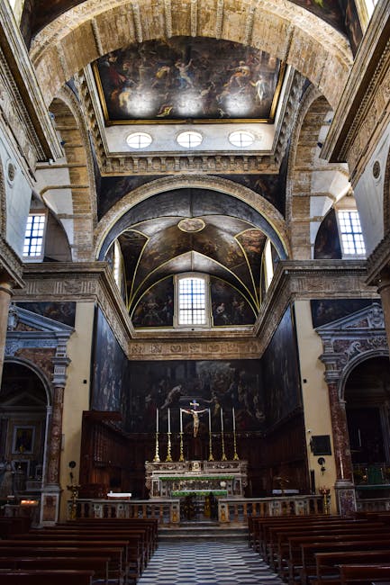 Interno storico della Basilica Domenicana con retablo ornamentale
