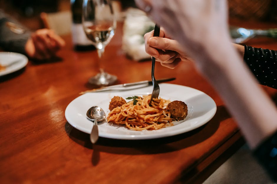 Famiglia che mangia in una trattoria italiana, bambini felici