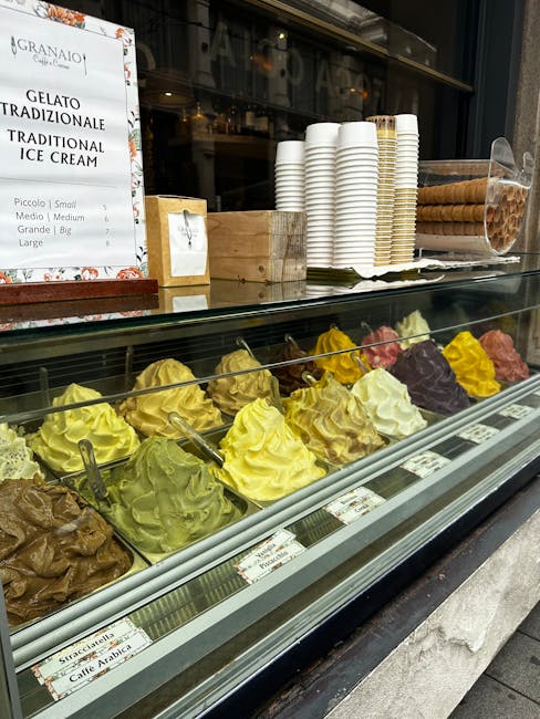 Famiglia sceglie gusti di gelato in una gelateria del centro storico