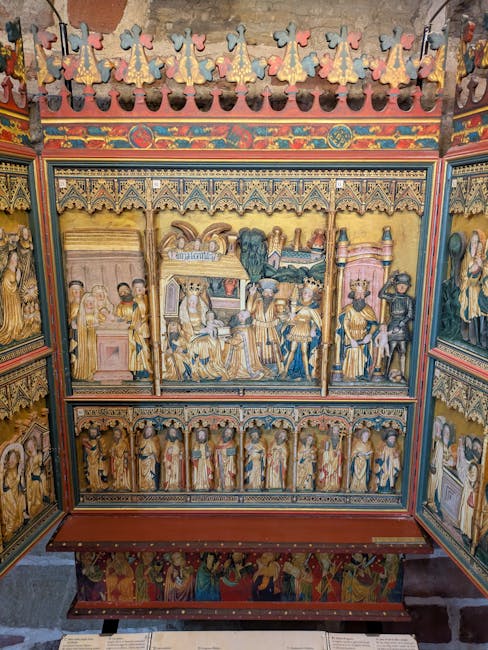 Interno di una cappella confraternale medievale con ex voto e retablo