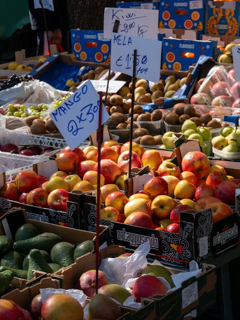 Kraampjes met verse producten op de straatmarkt van Perugia