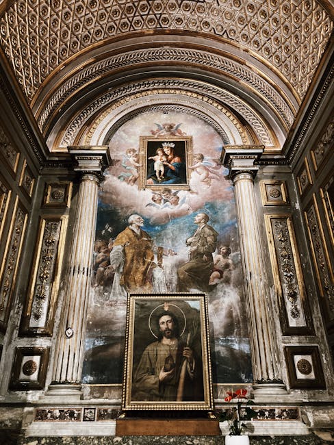 Primo piano di un retablo con foglia d'oro e dettagli di affresco in una cappella stretta