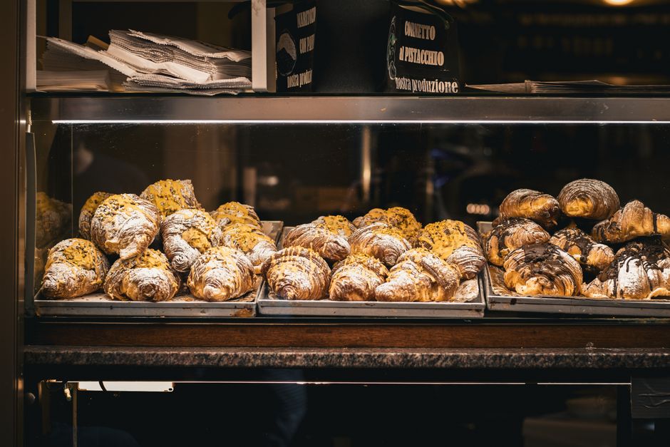 Cornetto und Schokoladengebäck in einer Perugia-Konditorei