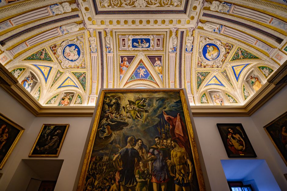 Rijk beschilderd plafond boven groot schilderij in Perugia museum