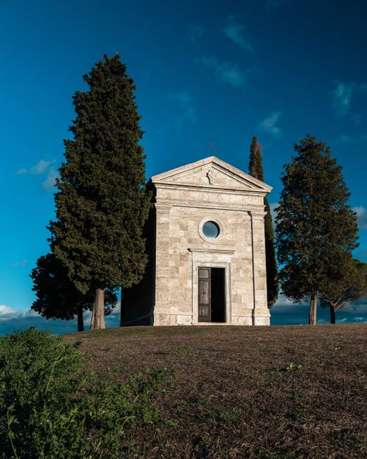 Mondbeleuchtete ländliche Kapelle in den umbrischen Hügeln