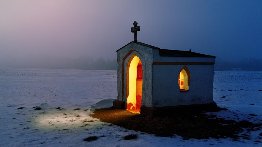 Kleine ländliche Kapelle im Mondlicht in der umbrischen Landschaft