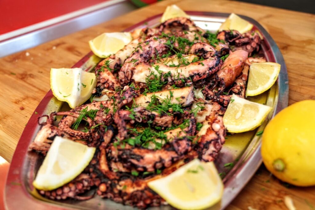 Frutti di mare grigliati con limone e origano