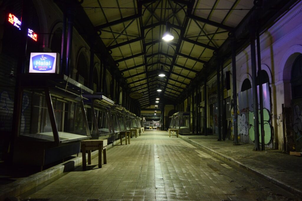 Bancarelle di pesce al mercato centrale Varvakios di mattina