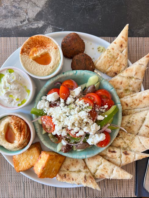 Talerz mezze z sałatką, dipami i pitą typowy dla Krety