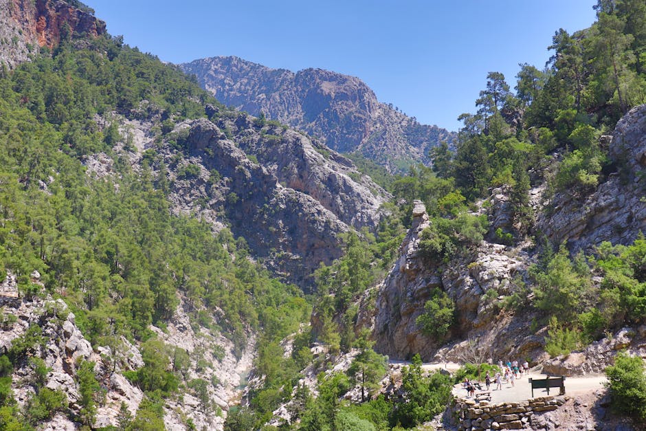 Gorges crétoises profondes, sentier et randonneurs au bord d'un belvédère
