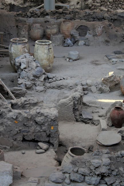 Archeologiczne wykopaliska z amforami i zniszczonymi murami Akrotiri, Santorini