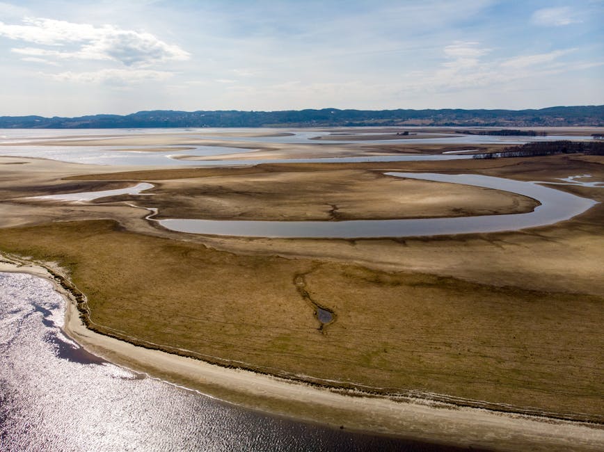 Vastes lagunes et chenaux sinueux vus depuis le ciel crétois