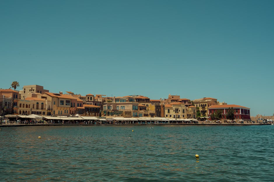 Hafenpromenade von Chania auf Kreta mit traditionellen Gebäuden am Meer