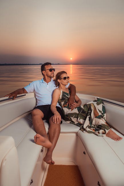Koppel geniet op boeg van boot tijdens warme zonsondergang bij Kreta