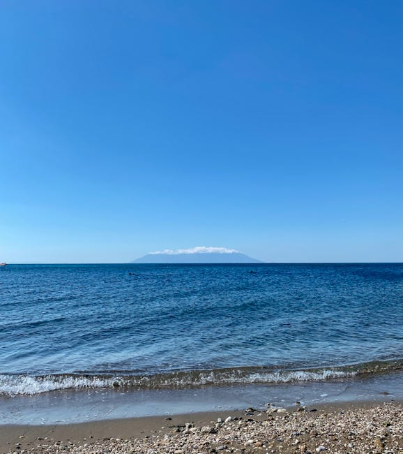 Kale horizon met een klein eiland zichtbaar voor de kust van Kreta