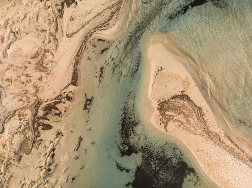 Vue aérienne des bancs de sable et lagunes turquoise sur la côte crétoise