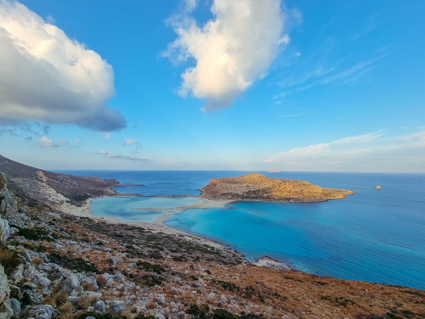 Baie turquoise avec îlot désert et côte rocheuse en Crète