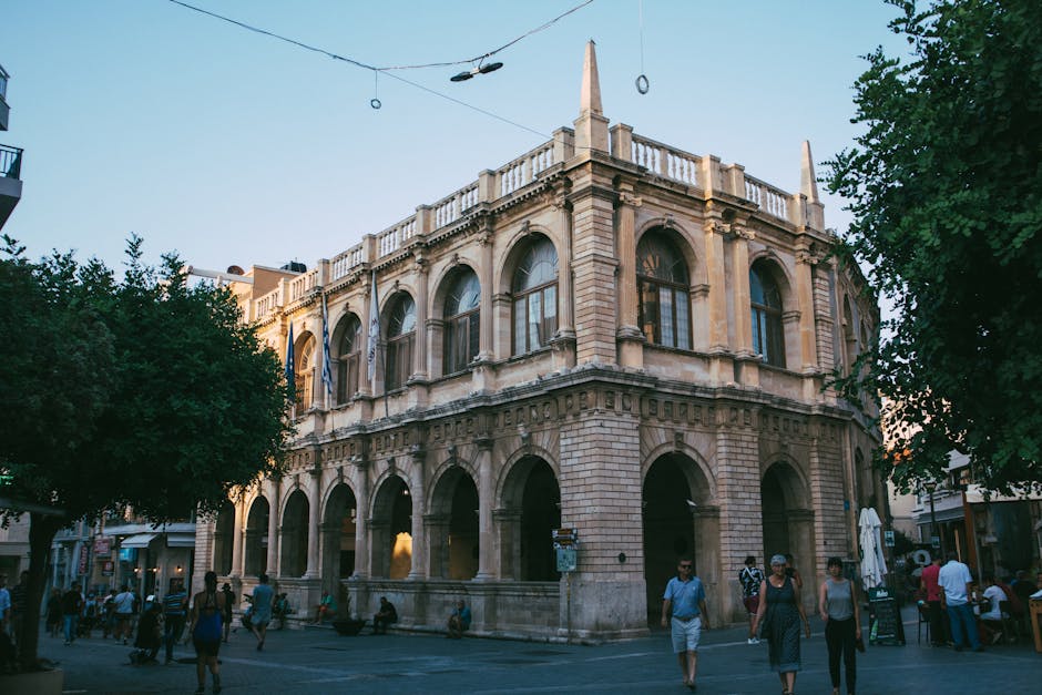 Historisches venezianisches Gebäude in Heraklion auf Kreta vor Spaziergängern