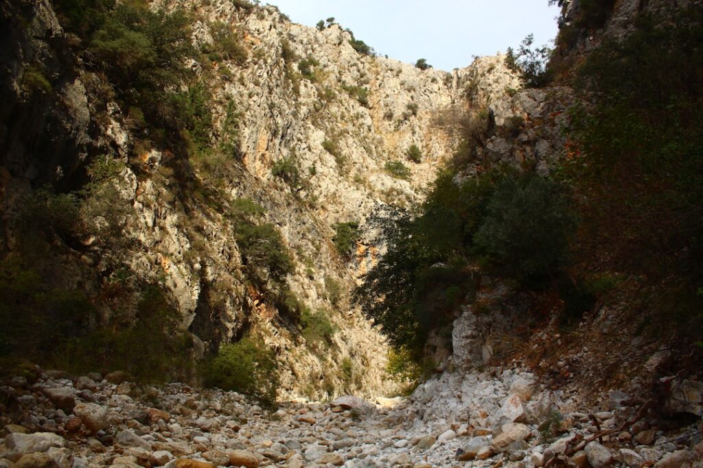 Droge rivierbedding in smalle Imbros-kloof met steile kalkstenen wanden
