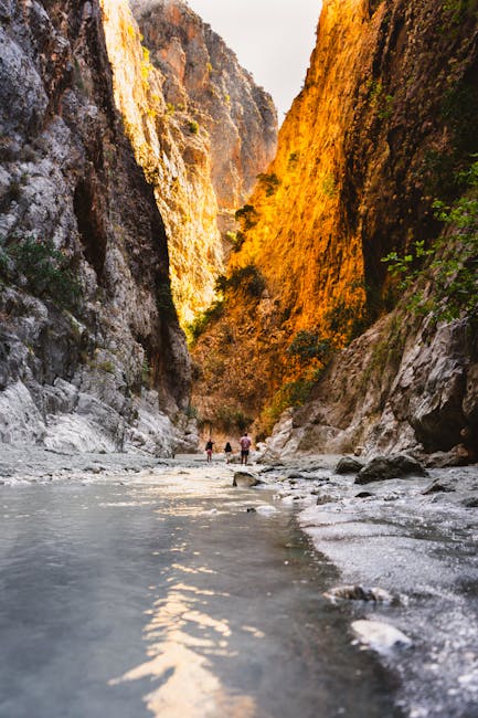 Bezoekers lopen door ondiepe rivier tussen gouden kliffen in Samariakloof