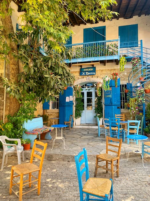 Gezellig dorpscafé met blauwe stoelen en bloemen in dorp op Kreta