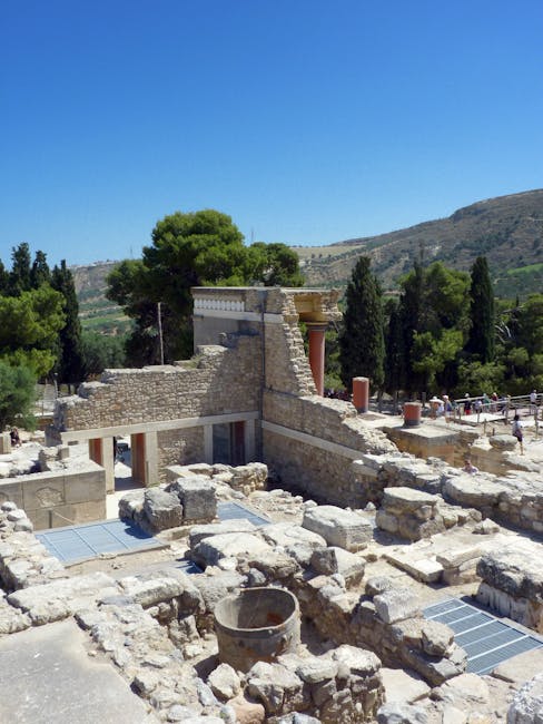 Restaurierte minoische Ruinen des Palastes von Knossos auf Kreta unter blauem Himmel
