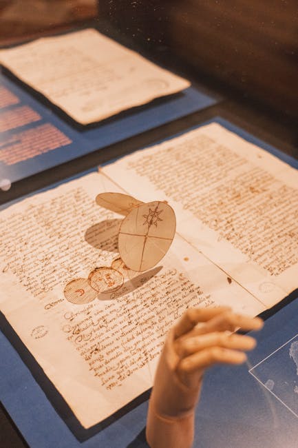 Getoonde oude manuscripten en papieren zonnewijzer in museumvitrine op Kreta