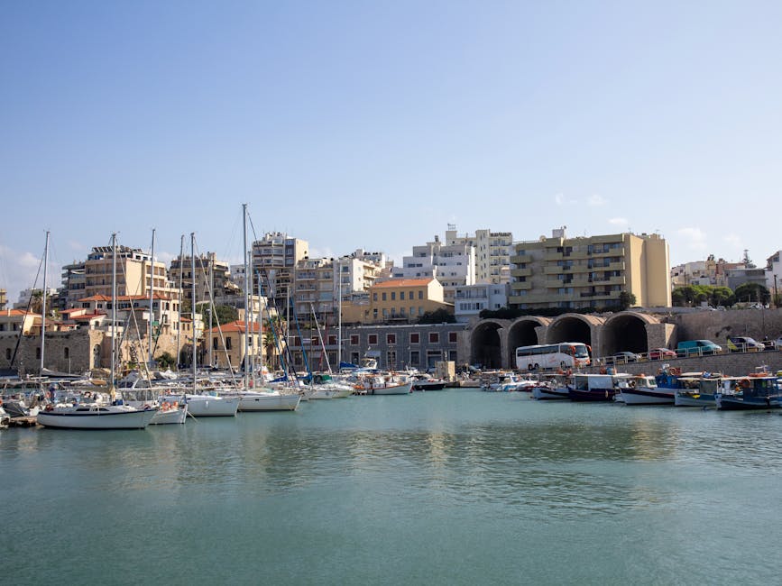 Port z cumującymi jachtami i budynkami w Heraklionie, Kreta