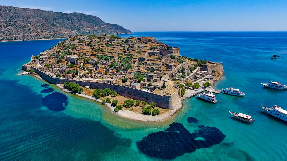 Oud versterkt eiland met ruïnes nabij de kust van Kreta