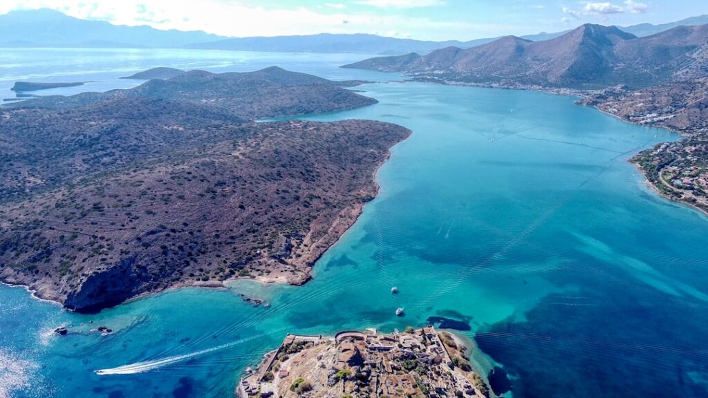 Luchtfoto van Spinalonga en turquoise baai met omliggend landschap van Kreta