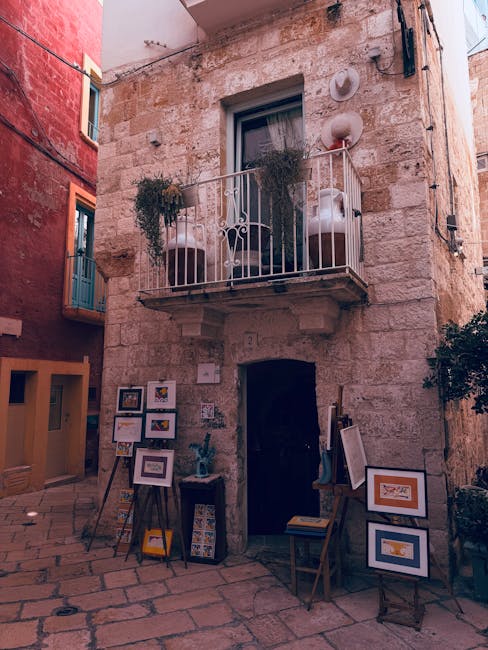 Galerie d'art installée dans une façade en pierre d'une rue crétoise