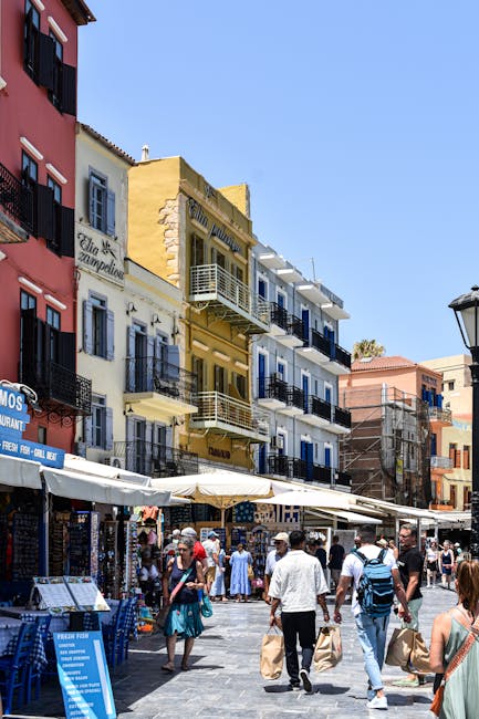 Rues commerçantes animées du port de Chania, Crète, façades colorées