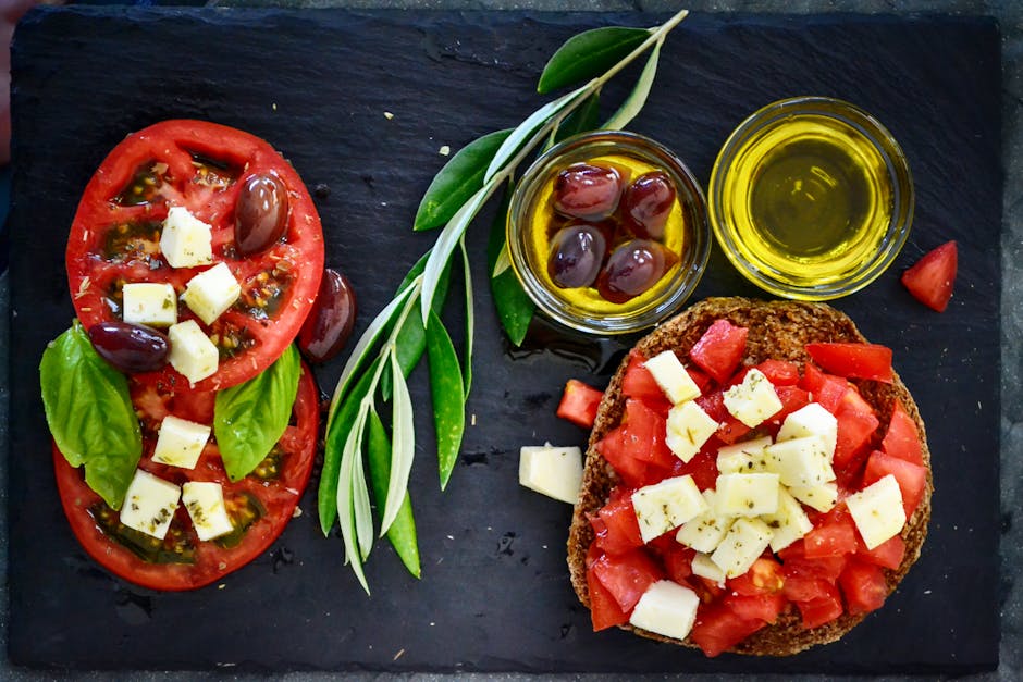 Mezze met tomaat, blokjes feta, olijven en olijfolie uit Kreta