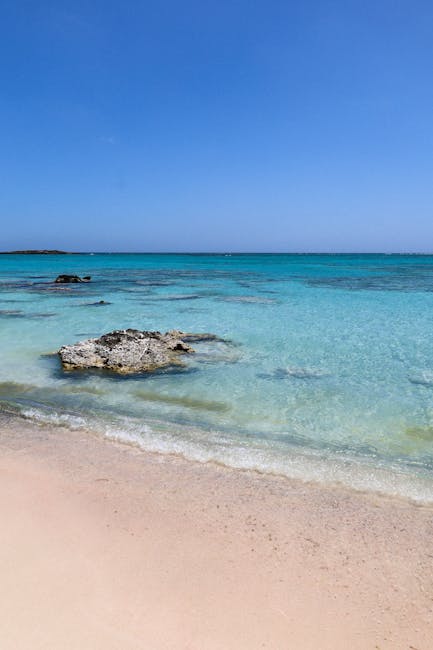 Płytka przejrzysta woda i skały przy plaży na Krecie