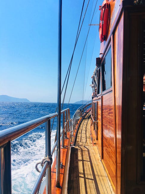 Houten dek van boot onderweg naar Spinalonga, zee van Kreta