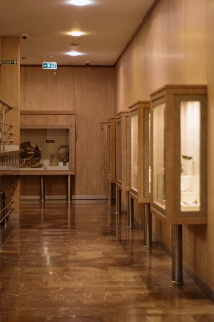Couloir de musée en bois avec vitrines éclairées, Crète