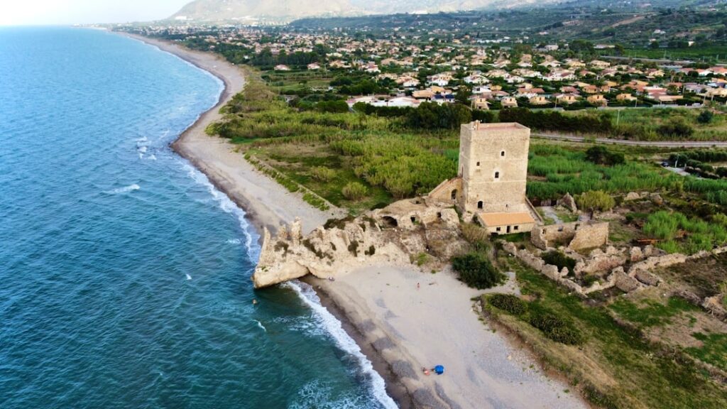 Tour médiévale sur la plage en Crète, ruines et littoral