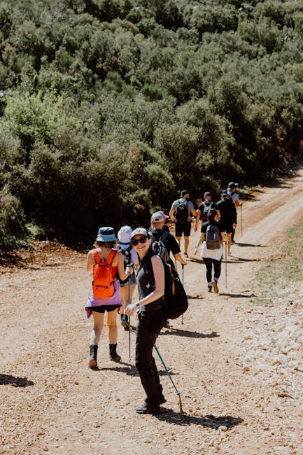 Groep wandelaars bereikt het strand van Agia Roumeli en viert het einde van de trek