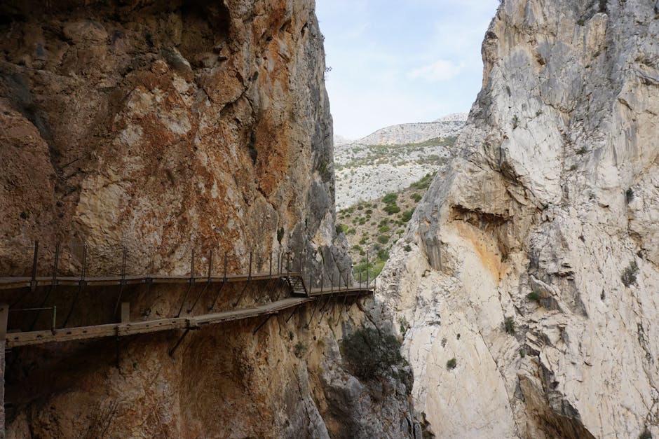Houten loopbrug langs steile klifwand in een kloof op Kreta