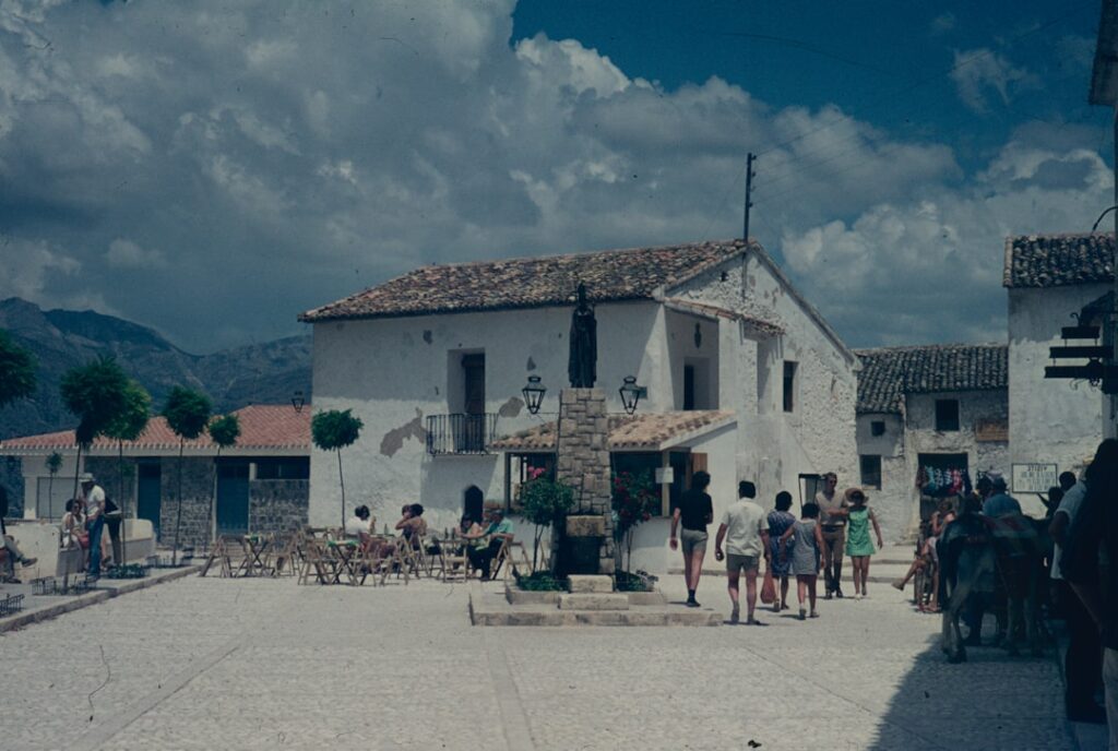 Place du village d'Imbros en Crète avec fontaine centrale et passants